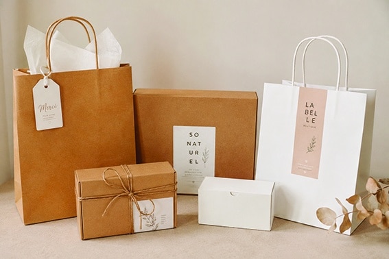 Sacs et boîtes en kraft personnalisés pour une marque