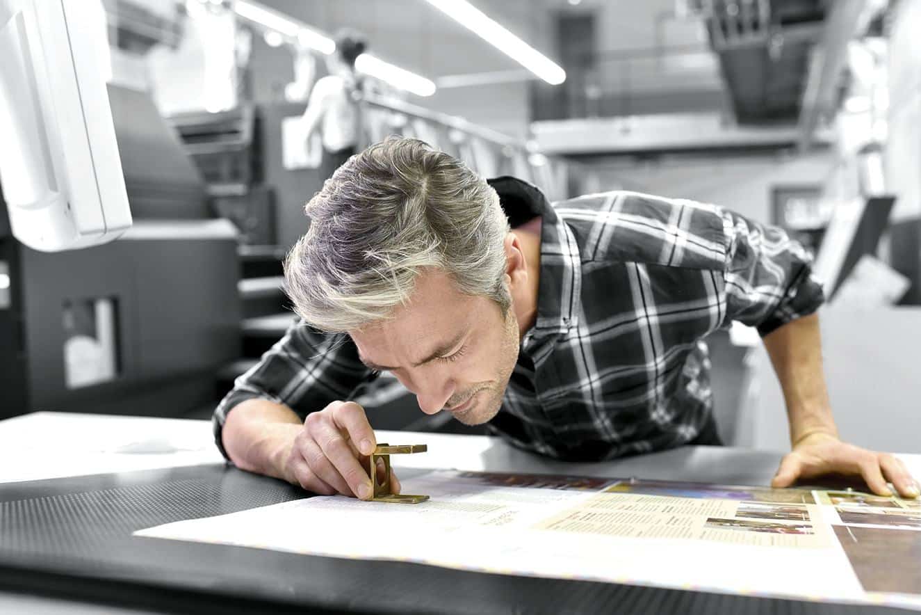 Conducteur offset contrôlant un tirage au compte-fils dans l'atelier Signum