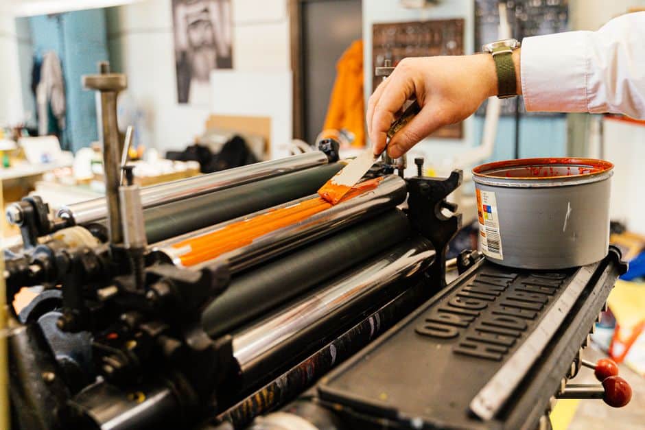 Application d'encre sur le rouleau d'une presse