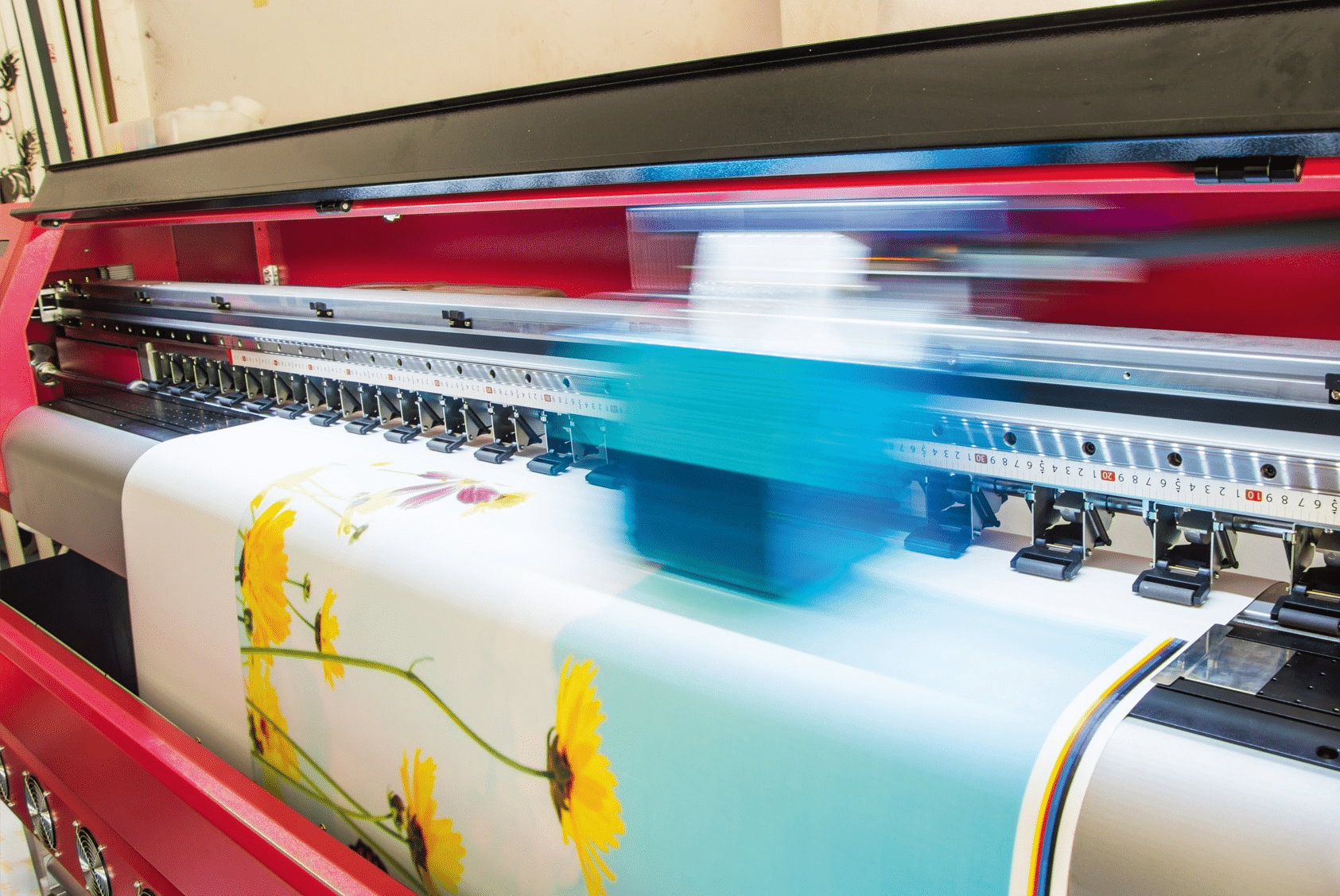 Traceur grand format imprimant un visuel couleur sur média souple chez Signum