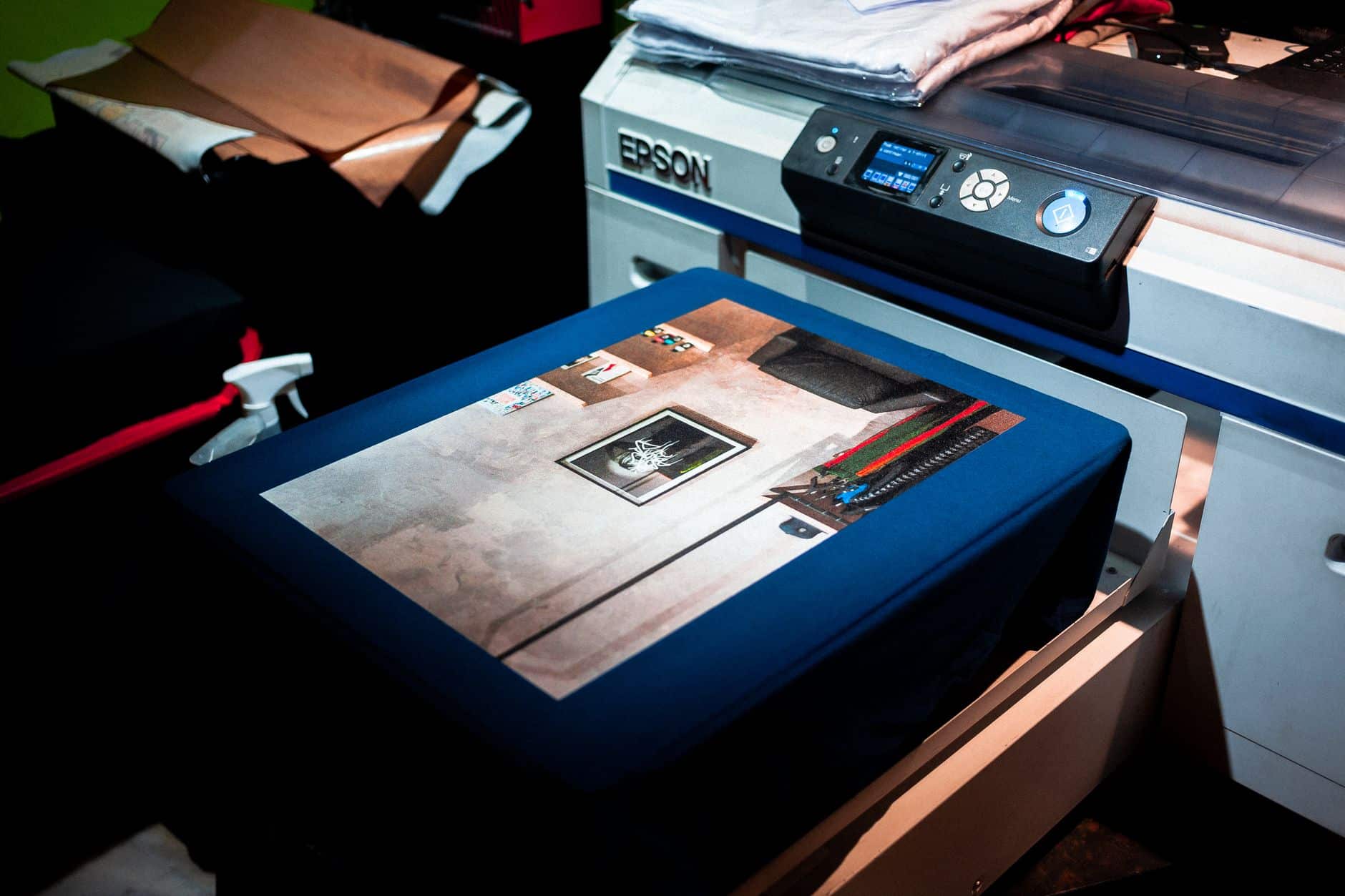 Impression grand format d'un visuel couleur sur une machine de production