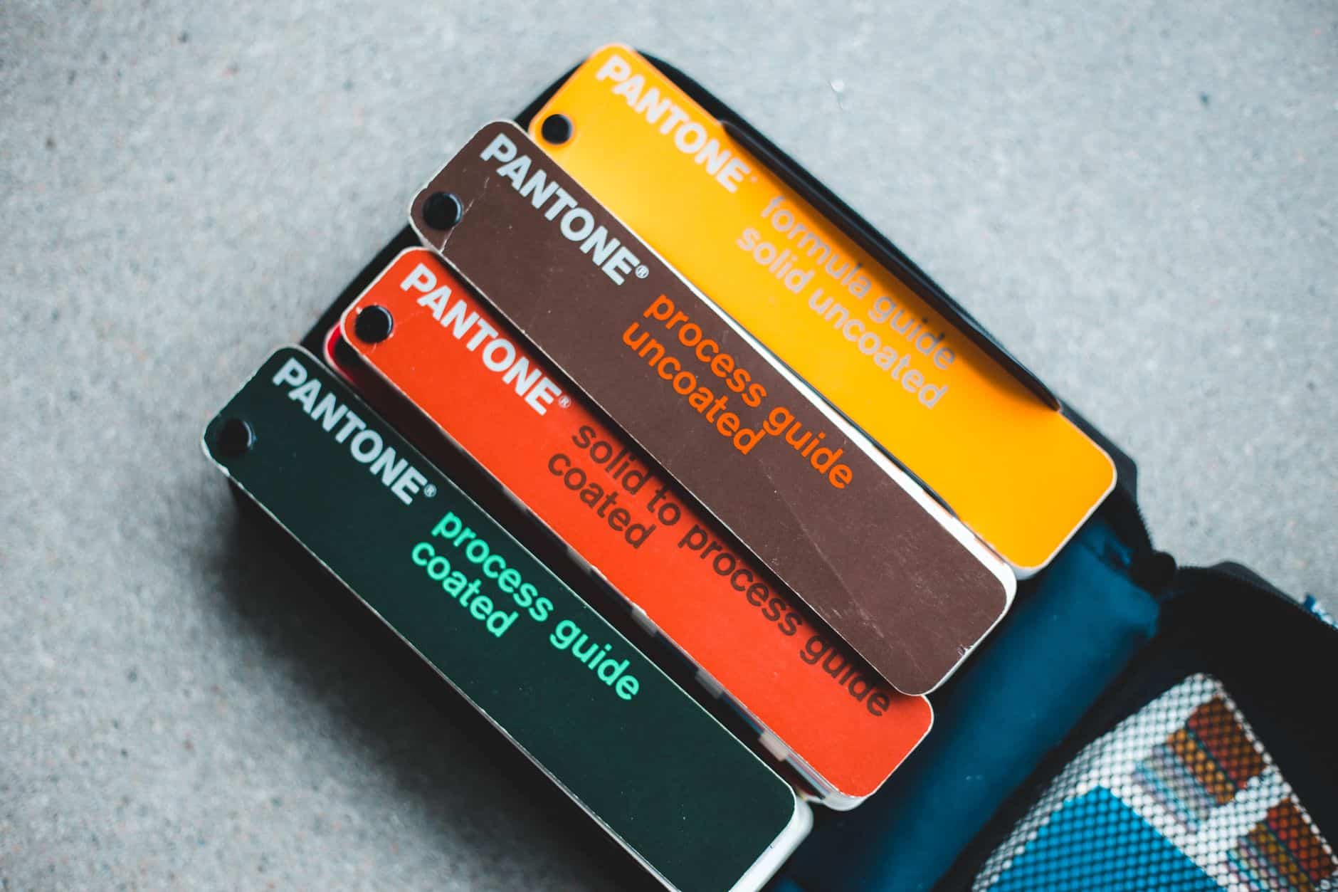 Nuanciers Pantone utilisés pour le calage colorimétrique en prépresse