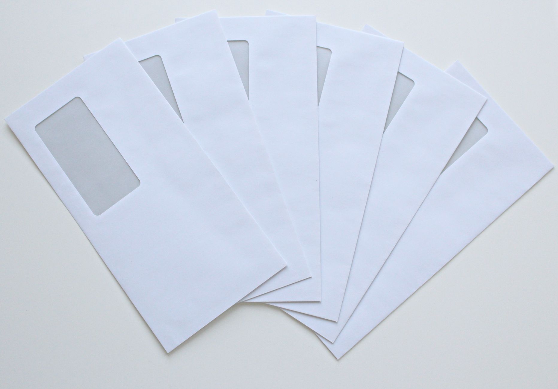 Enveloppes à fenêtre prêtes pour le routage postal