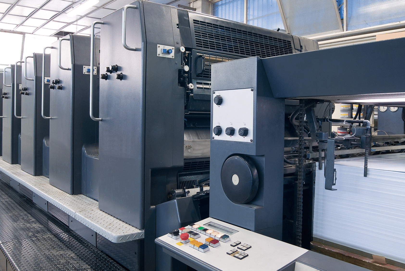 Presse offset feuille multi-groupes en production dans l'atelier Signum