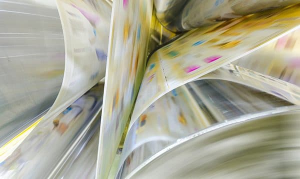 Bobine de papier alimentant la presse offset rotative