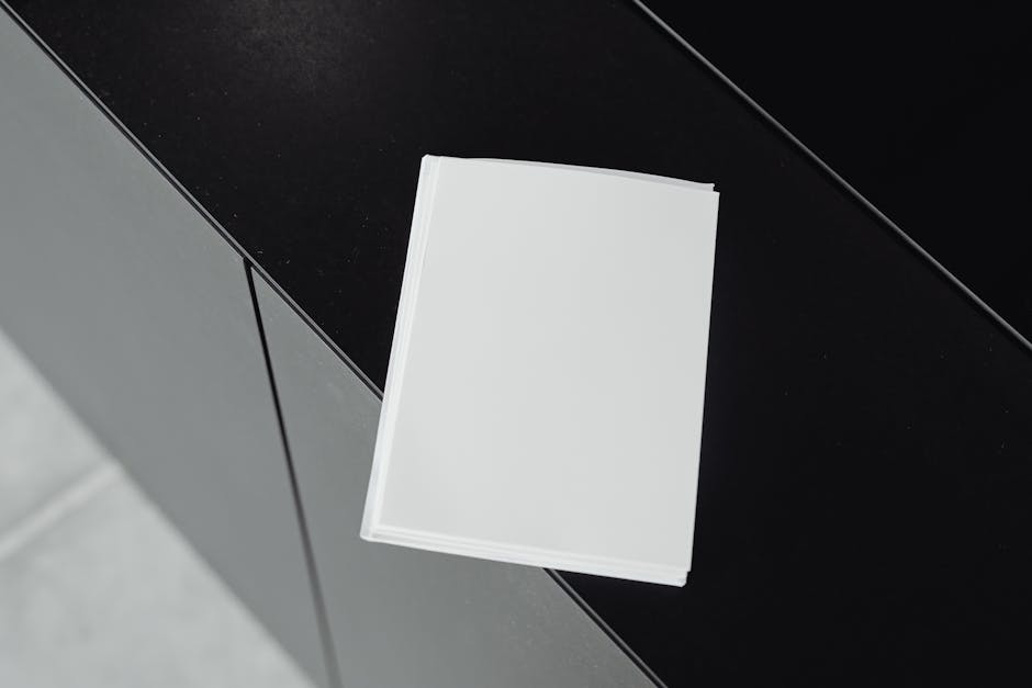 Feuilles de papier empilées créant des jeux d'ombre géométriques