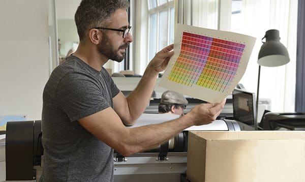 Contrôle d'une épreuve couleur sur table lumineuse