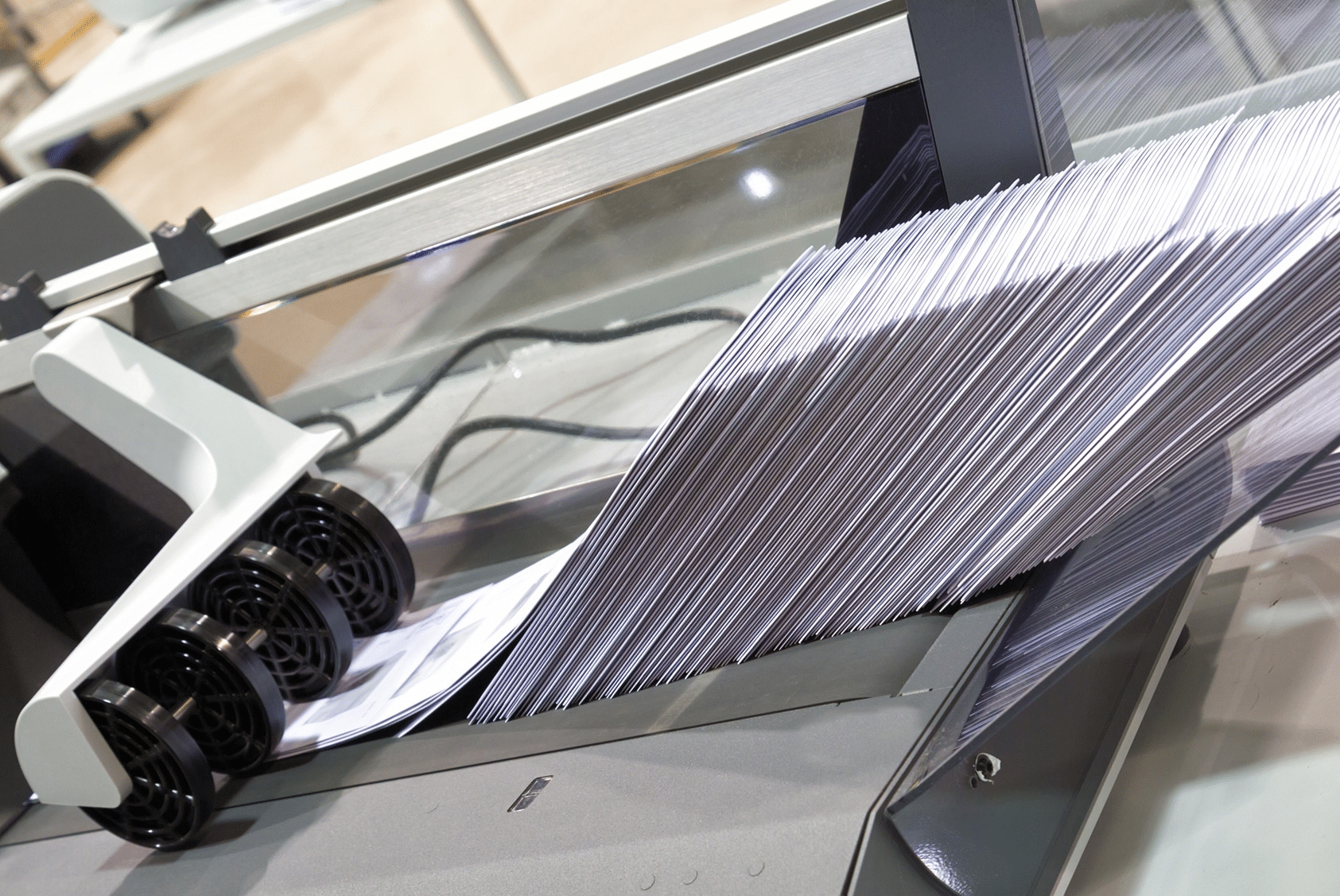 Courriers en sortie de machine de mise sous pli lors du routage chez Signum